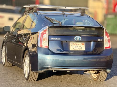 Used 2015 Toyota Prius Five FWD image 5