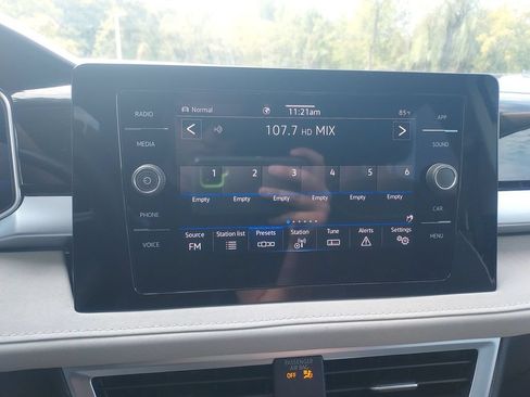Certified 2025 Volkswagen Taos SE AWD/4WD image 16