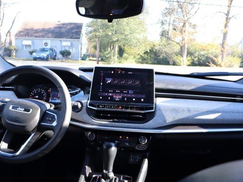 Used 2024 Jeep Compass Latitude image 16