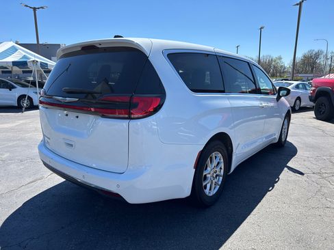 Used 2023 Chrysler Pacifica Touring-L FWD image 5