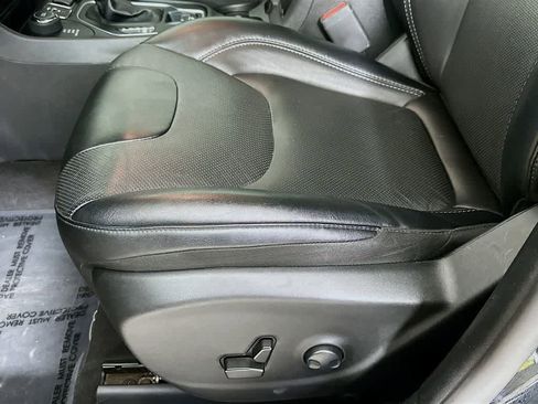 Used 2022 Jeep Cherokee Latitude Lux w/ Sun & Sound Group image 30