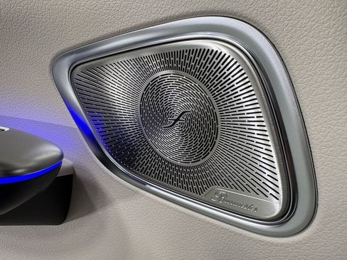 Used 2025 Mercedes-Benz GLC 350e 4MATIC w/ Driver Assistance Package image 7