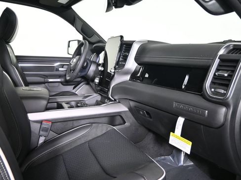 Used 2025 RAM 1500 Laramie AWD/4WD image 16