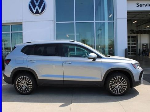 Used 2025 Volkswagen Taos SE w/ Panoramic Sunroof Package FWD image 5