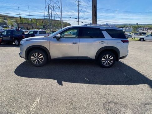 Used 2023 Nissan Pathfinder SL AWD/4WD image 2