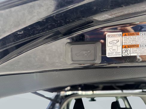 Used 2018 Toyota RAV4 Limited FWD image 9