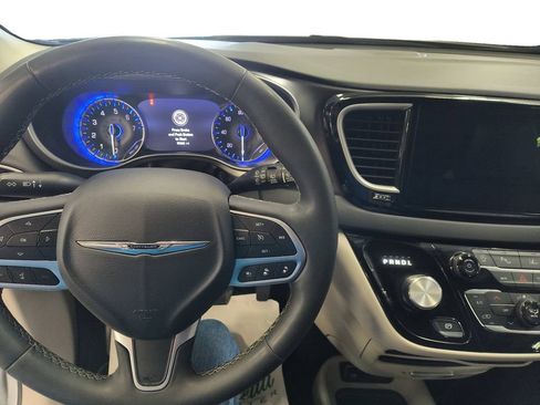 Used 2024 Chrysler Pacifica Touring-L FWD image 12