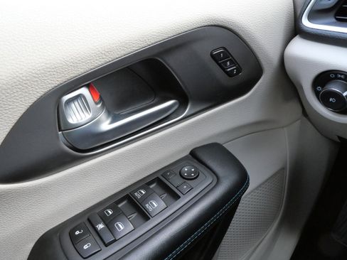 Used 2021 Chrysler Pacifica Touring-L image 33