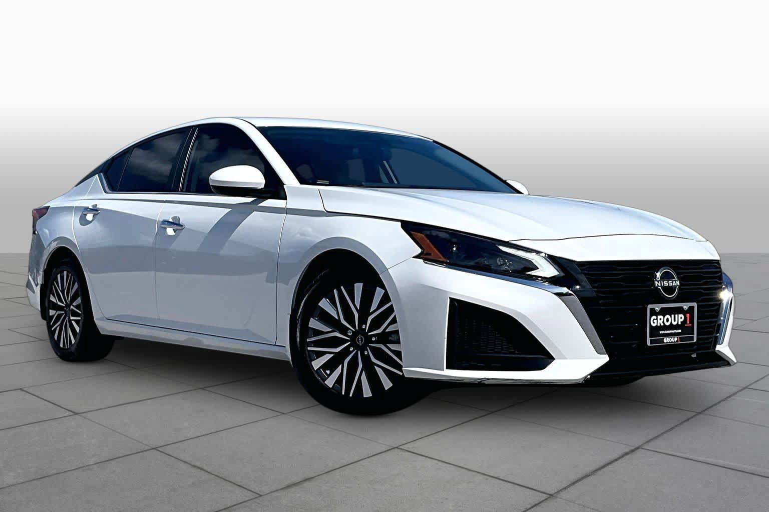 Used 2024 Nissan Altima 2.5 SV w/ SV Premium Package FWD image 3