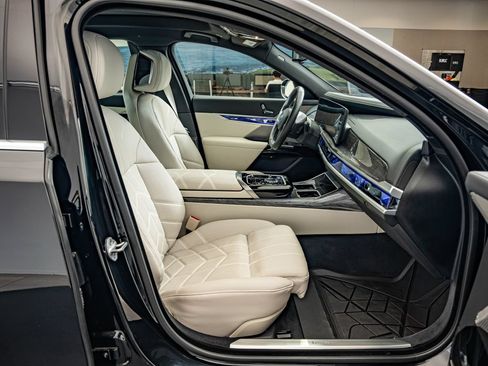 Used 2024 BMW i7 eDrive50 RWD image 39
