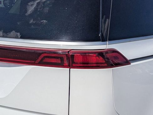 Certified 2024 Kia Carnival LX image 7