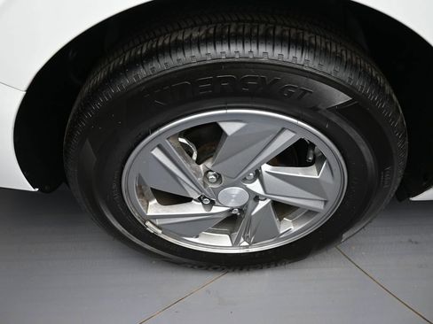 Certified 2025 Hyundai Elantra SE image 12