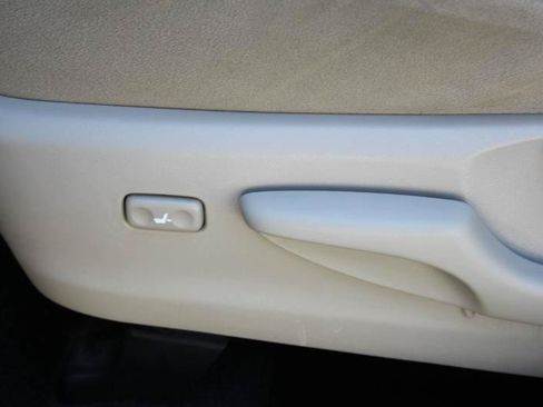 Used 2012 Toyota Prius V Three w/ Preferred Accessory Pkg FWD image 13