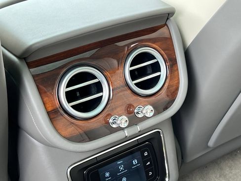 Used 2018 Bentley Bentayga AWD/4WD image 18