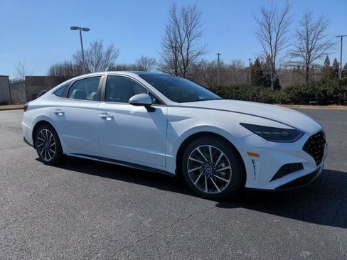 Used 2022 Hyundai Sonata Limited FWD image 2