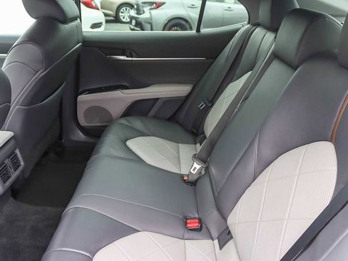 Used 2018 Toyota Camry XLE image 18