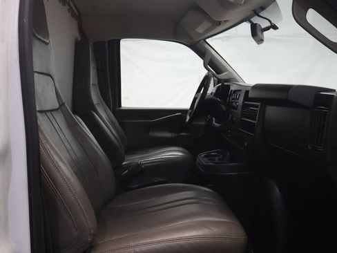 Used 2017 Chevrolet Express 3500 RWD image 9