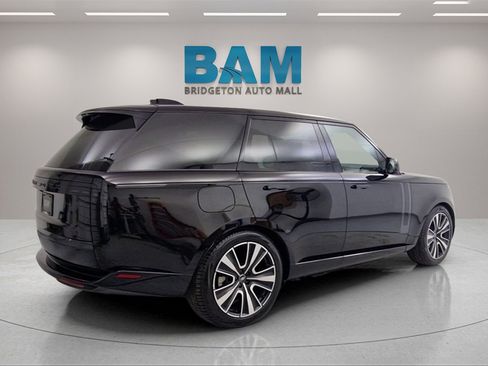 Used 2025 Land Rover Range Rover SE image 3