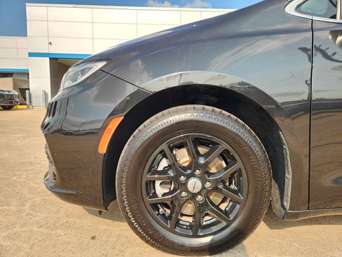 Used 2023 Chrysler Pacifica Touring-L FWD image 9