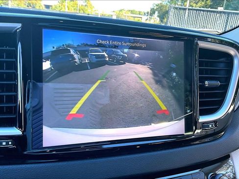 Used 2024 Chrysler Pacifica Touring-L image 13