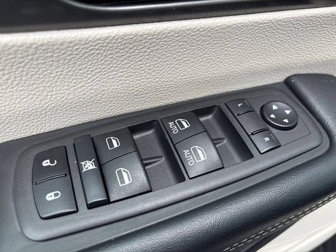 Used 2023 Chrysler Pacifica Touring-L FWD image 19