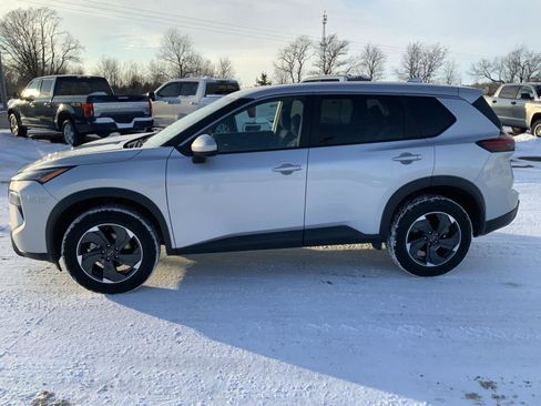 Used 2024 Nissan Rogue SV image 5