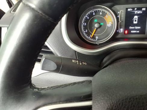 Used 2018 Jeep Cherokee Latitude Plus w/ Cold Weather Group AWD/4WD image 19