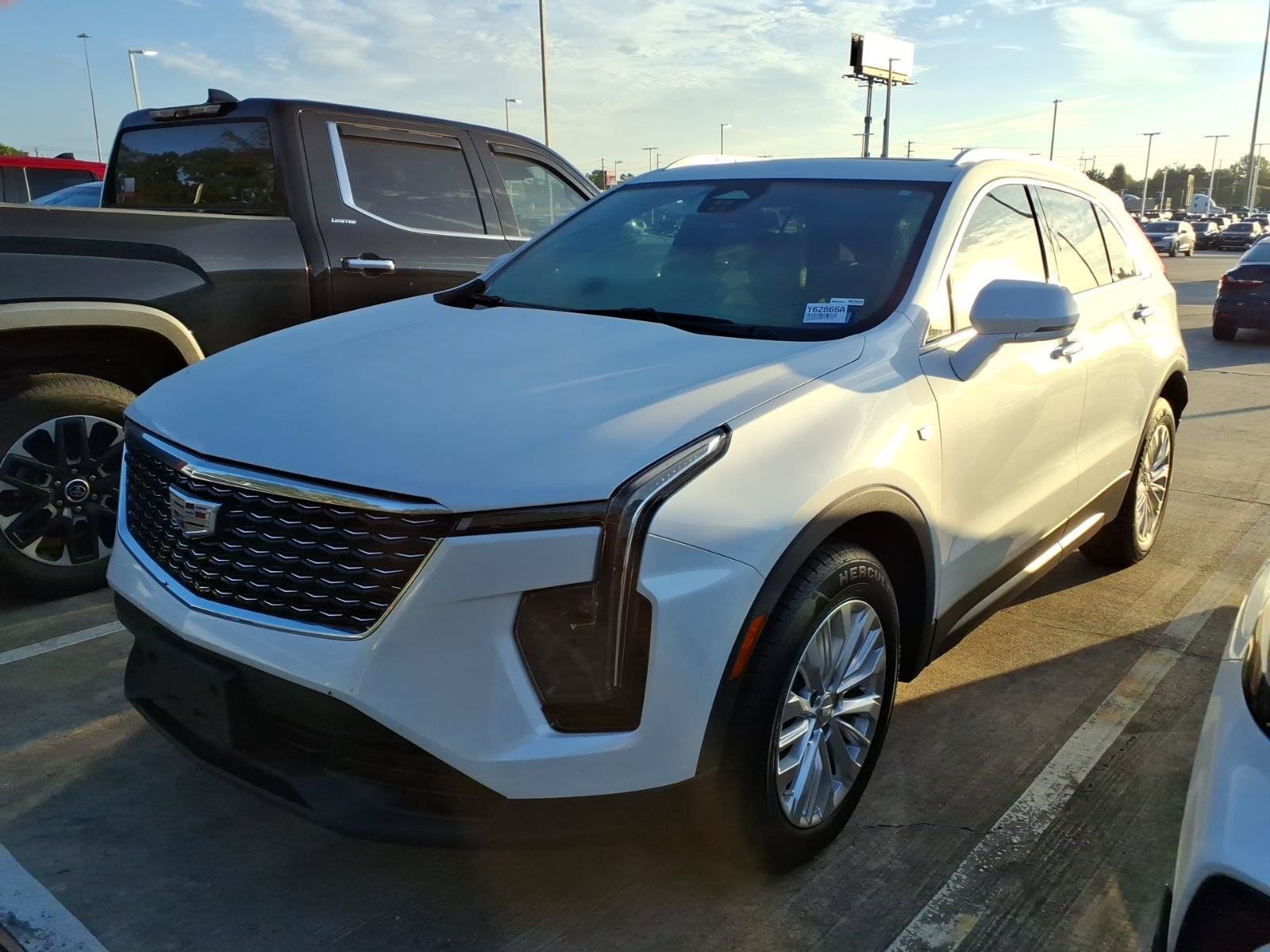 Used 2024 Cadillac XT4 Luxury w/ Cold Weather Package FWD image 4