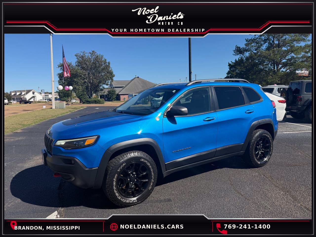 Used 2019 Jeep Cherokee Trailhawk w/ Cold Weather Group AWD/4WD image 1