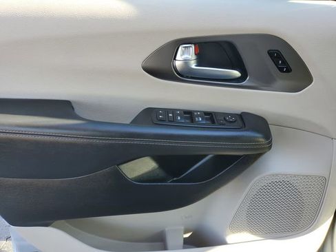 Used 2024 Chrysler Pacifica Touring-L image 16