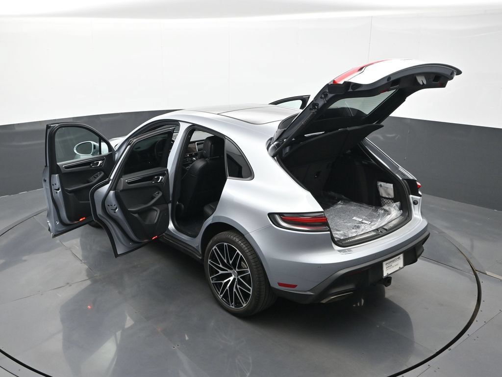 Certified 2025 Porsche Macan AWD/4WD image 27