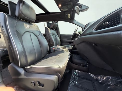 Used 2019 Chrysler Pacifica Limited w/ S Appearance Package FWD image 39