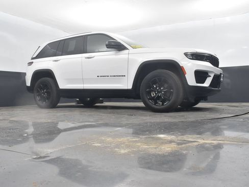 Used 2025 Jeep Grand Cherokee Altitude AWD/4WD image 44