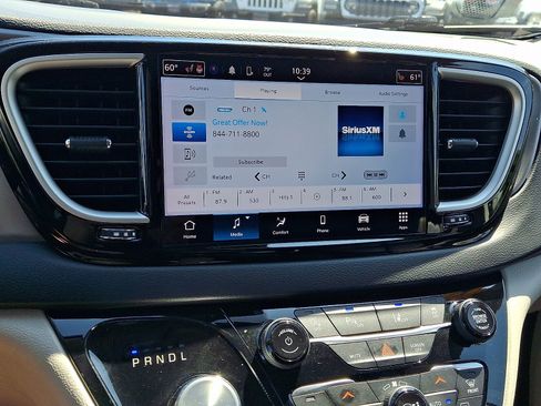 Used 2023 Chrysler Pacifica Touring-L FWD image 17