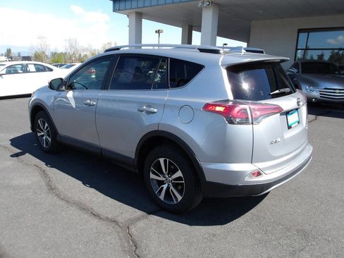 Used 2018 Toyota RAV4 XLE AWD/4WD image 3