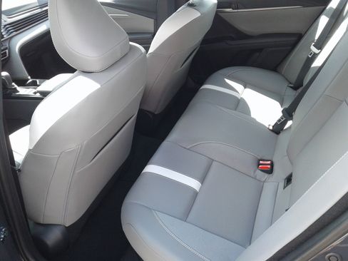 Used 2025 Toyota Camry SE w/ Convenience Package image 12