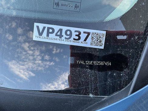 Certified 2025 Volvo XC40 B5 Plus AWD/4WD image 30