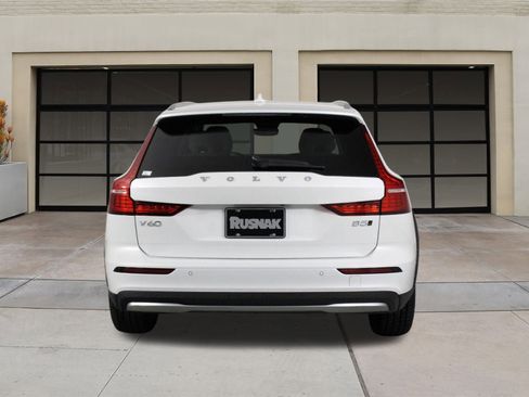 Certified 2025 Volvo V60 B5 Cross Country Plus image 5