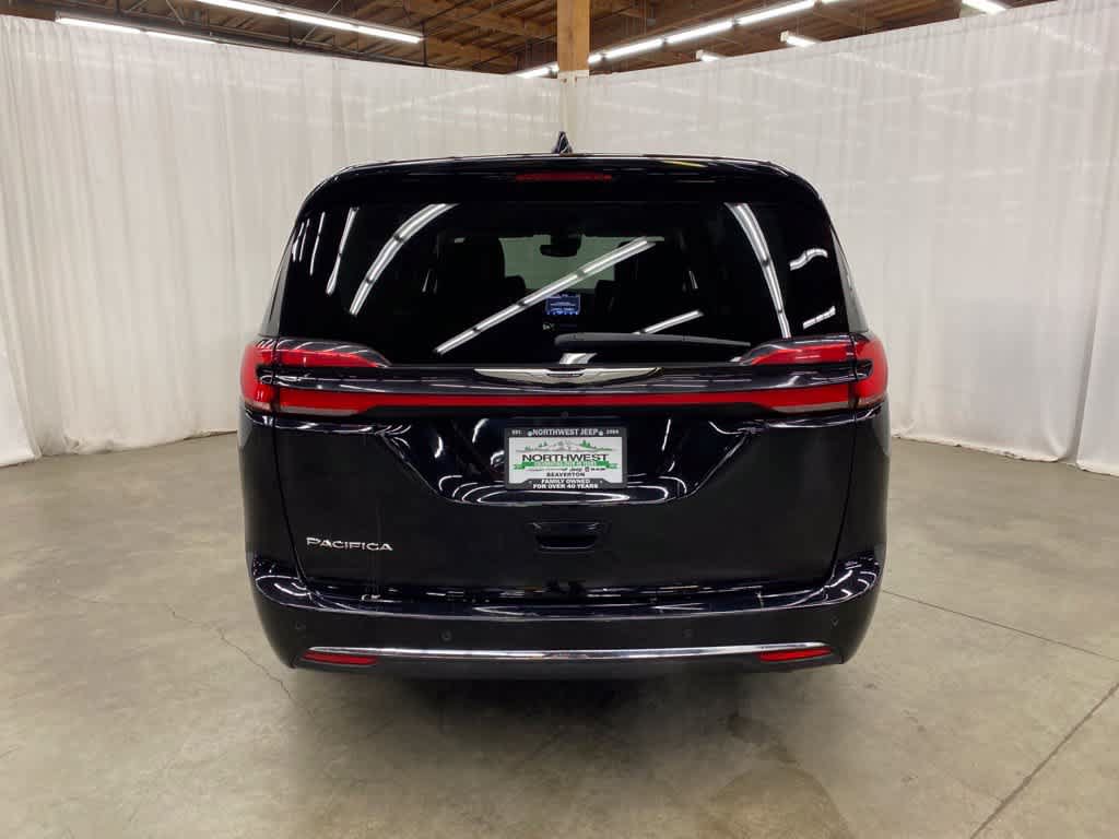 Used 2024 Chrysler Pacifica Touring-L FWD image 5