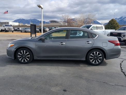 Used 2018 Nissan Altima 2.5 SV image 2
