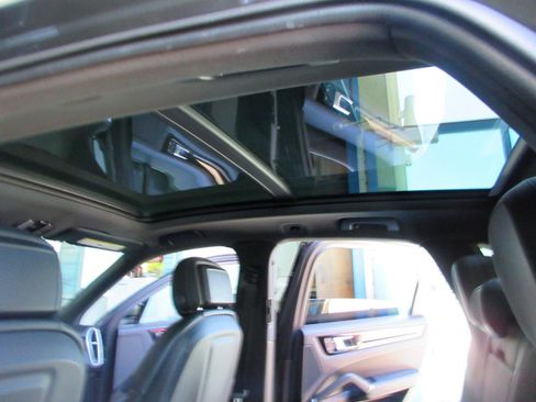 Used 2023 Porsche Cayenne AWD/4WD image 49