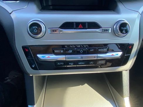 Used 2022 Ford Explorer XLT w/ Equipment Group 202A AWD/4WD image 17