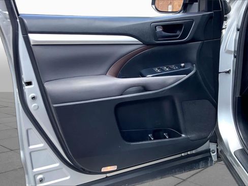 Used 2017 Toyota Highlander LE FWD image 20