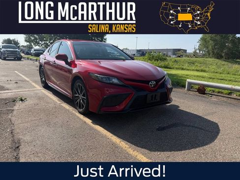 Used 2021 Toyota Camry SE w/ Cold Weather Package FWD image 1
