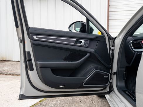 Used 2022 Porsche Panamera GTS w/ Premium Package image 27