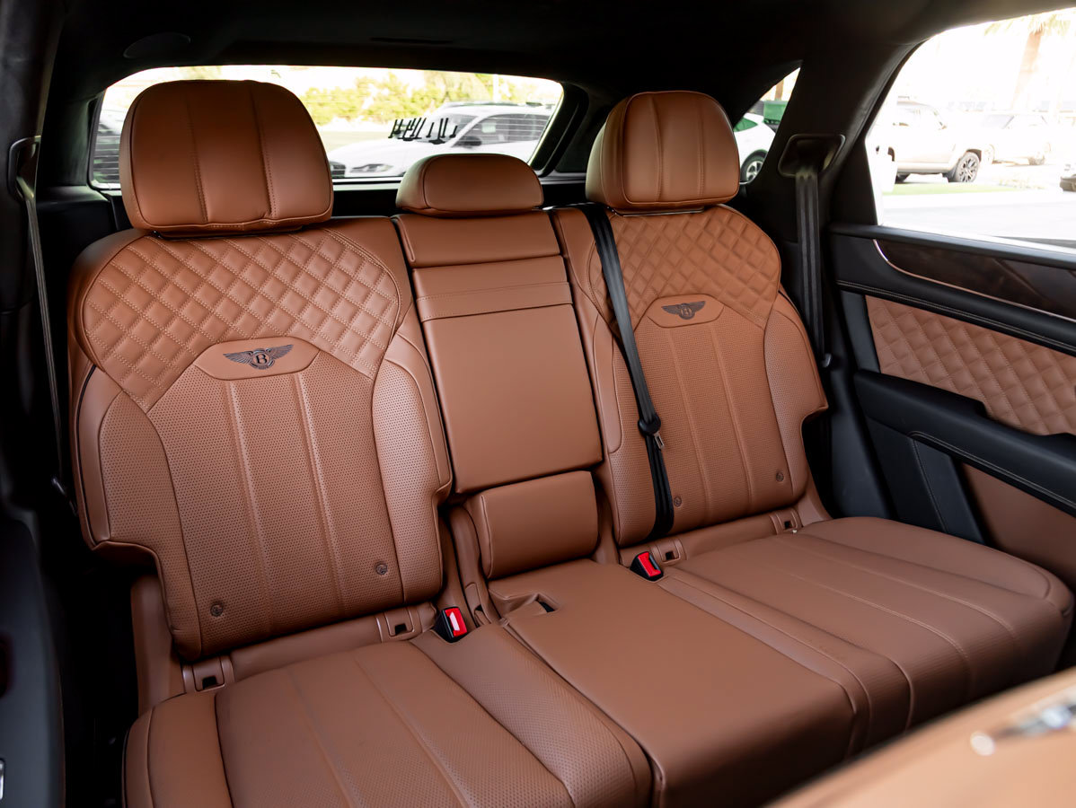 Used 2023 Bentley Bentayga Plug-In Hybrid AWD/4WD image 38