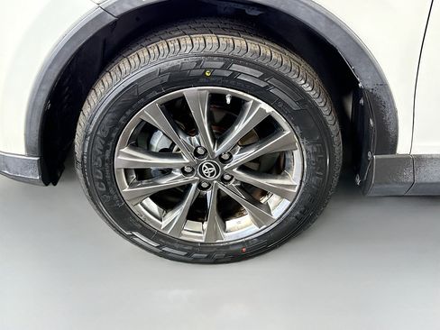 Used 2018 Toyota RAV4 Limited FWD image 38