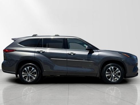 Used 2022 Toyota Highlander XLE FWD image 2