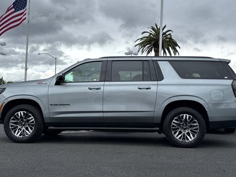 Used 2025 Chevrolet Suburban Z71 image 8