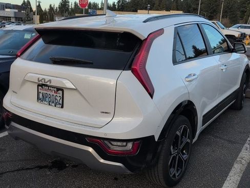 Used 2024 Kia Niro SX Touring image 3
